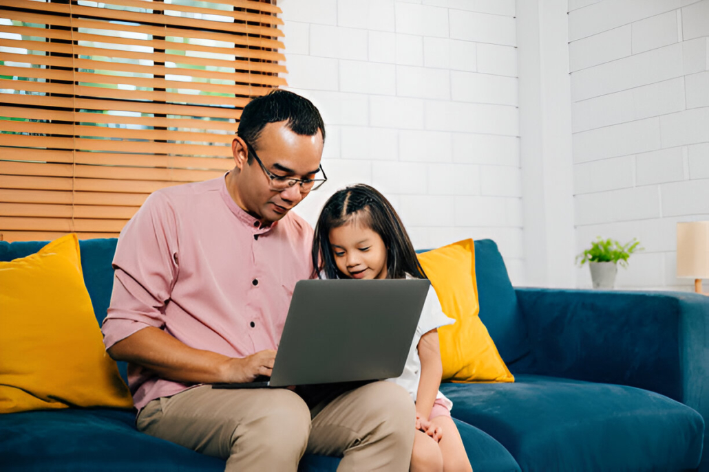 Ilustrasi Seorang Ayah yang Sudah Menyiapkan Asuransi Pendidikan Kepada Putrinya