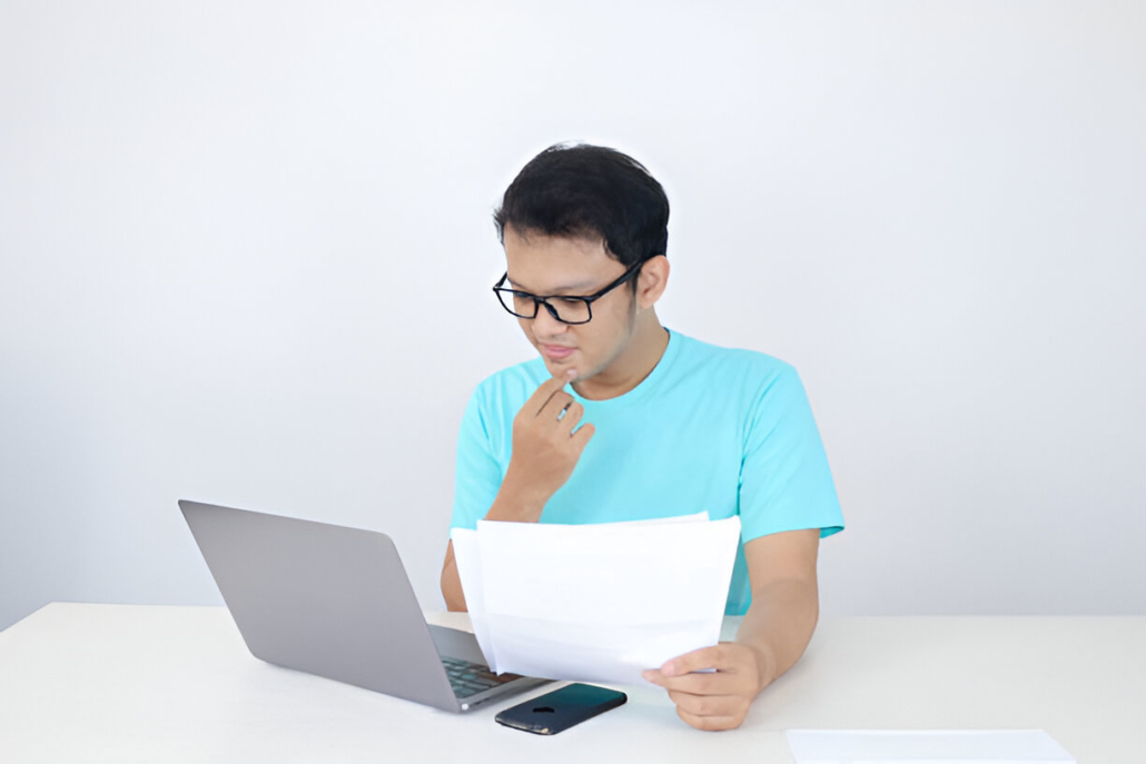 Ilustrasi Seorang Pria yang Mencatat Kebutuhannya