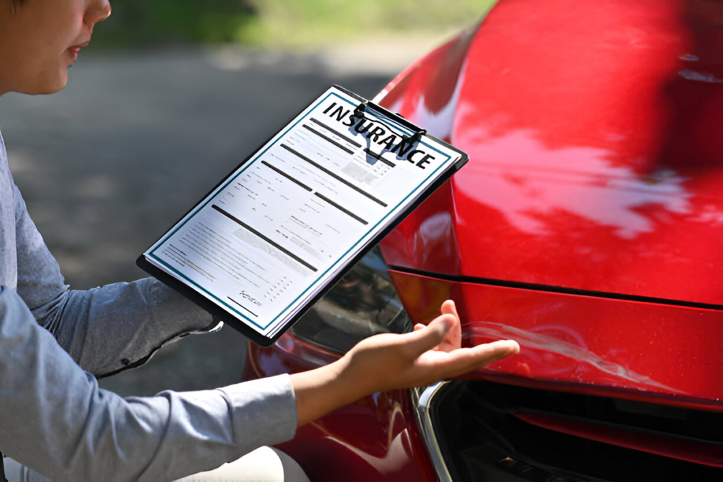 Ilustrasi Seseorang Pegawai Asuransi Sedang Memeriksa Mobil Pemegang Polis