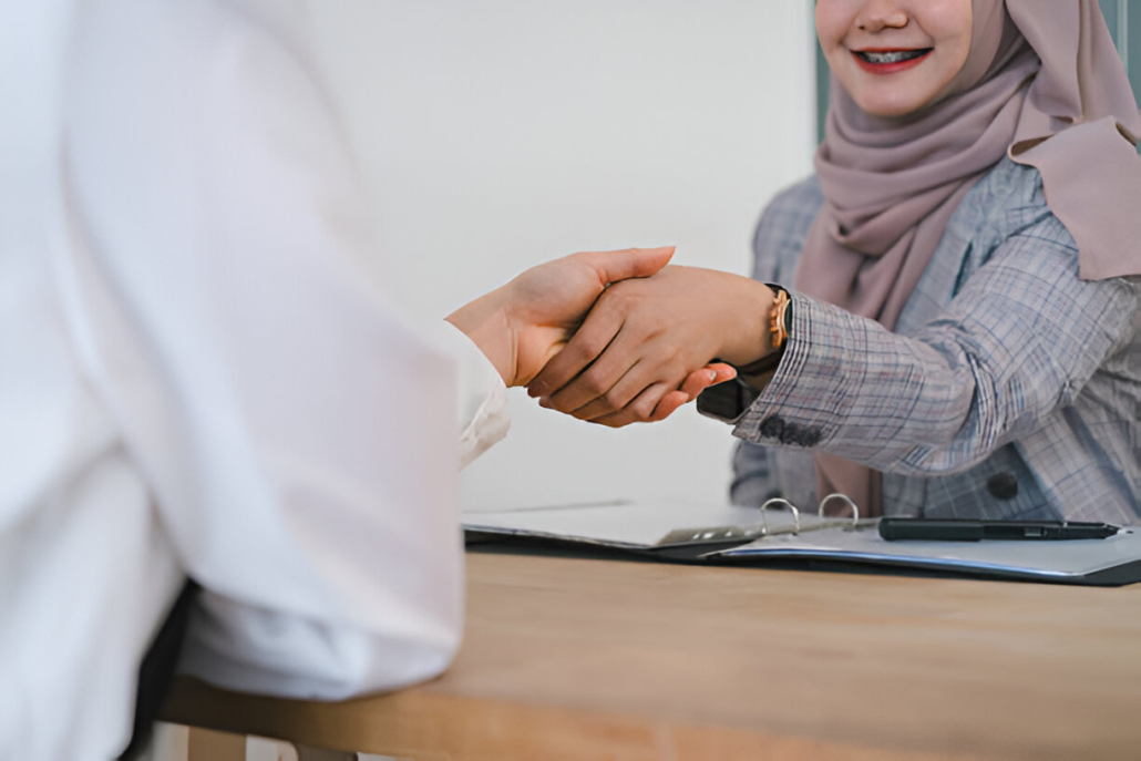 Ilustrasi Seseorang yang Memakai Jasa Asuransi